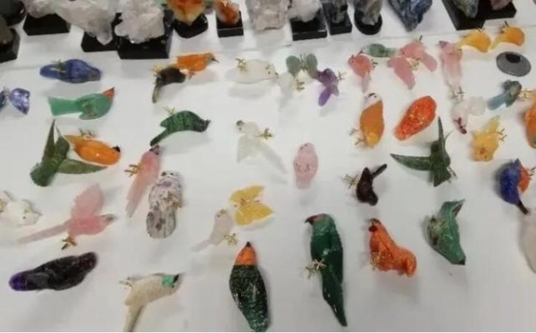 “石英岩”里有乾坤！天津海关查获一批走私水晶雕刻品-2.jpg