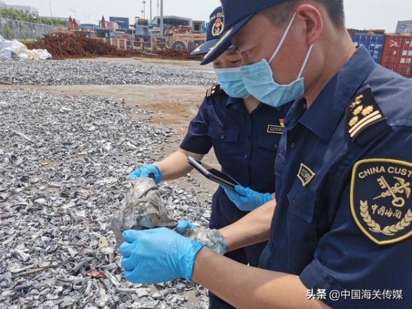 天津东疆海关查获134吨“洋垃圾”-2.jpg