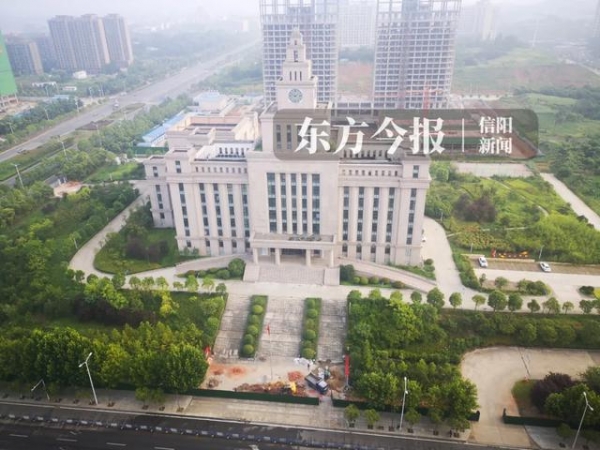 信阳海关四周开始设置围墙，关长回应：为了安全，不影响办事-2.jpg