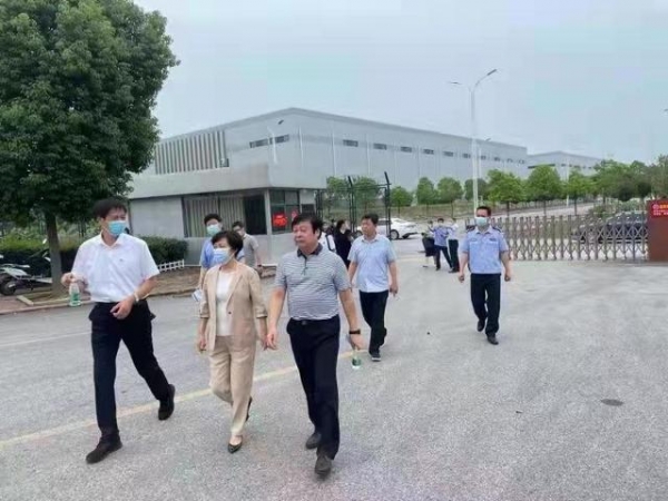 南阳市副市长陈英杰到卧龙保税区检查冷链物流食品总仓库运行工作-3.jpg