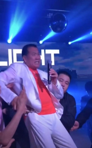 万梓良久违回港太激动！疑与海关人员起争执，两手都戴金表太吸睛-9.jpg