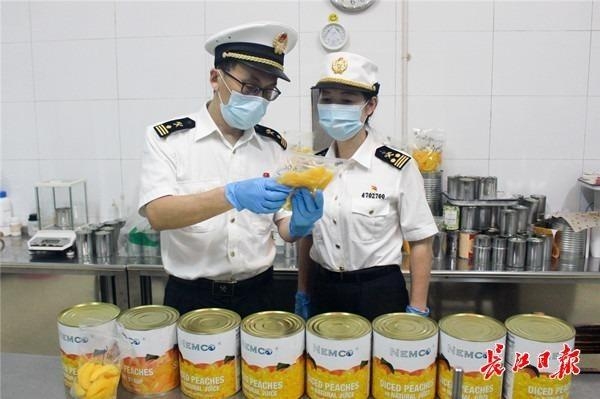 出口订单增多成了“幸福的烦恼”，武汉海关助1900吨黄桃罐头走出国门-2.jpg