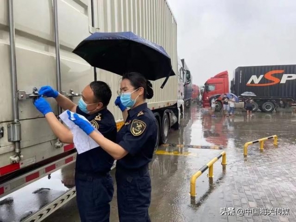 坚守工作在一线，不畏风雨海关人-5.jpg