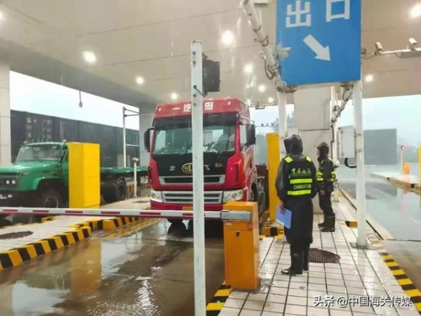 坚守工作在一线，不畏风雨海关人-8.jpg
