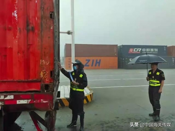 坚守工作在一线，不畏风雨海关人-9.jpg
