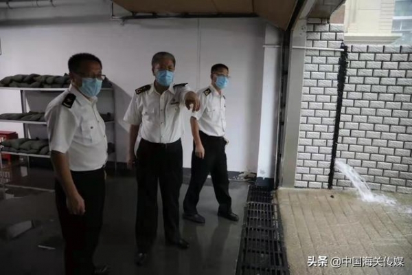 坚守工作在一线，不畏风雨海关人-1.jpg