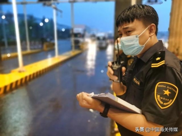 坚守工作在一线，不畏风雨海关人-10.jpg