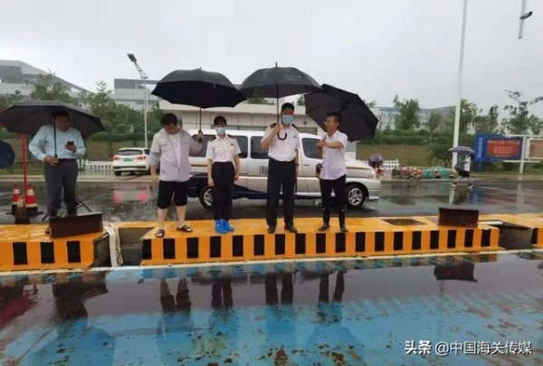 坚守工作在一线，不畏风雨海关人-11.jpg