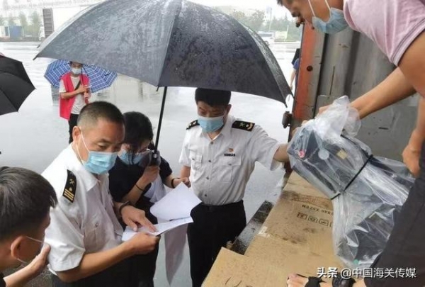 郑州海关全力以赴应对特大暴雨-1.jpg