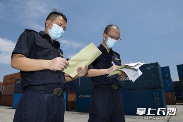 海关关员身穿防护服 在近40℃高温下查验集装箱-1.jpg