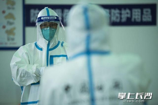 海关关员身穿防护服 在近40℃高温下查验集装箱-2.jpg