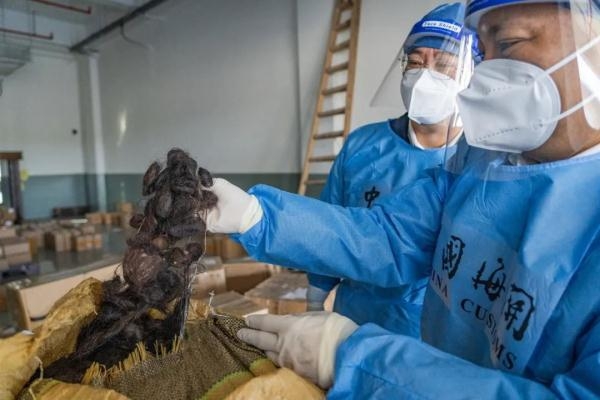 人体唾液、120斤头发……你永远想不到海关每天能截获到啥-1.jpg