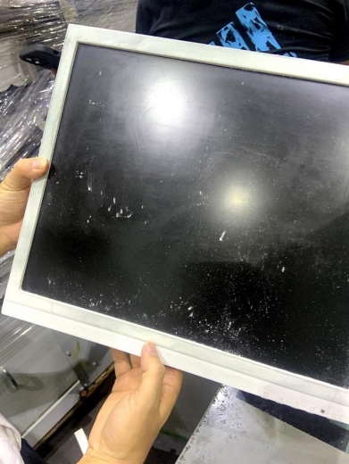 严肃处理！嘉兴海关对进口机电产品中夹带的旧液晶显示器实施监督销毁-2.jpg