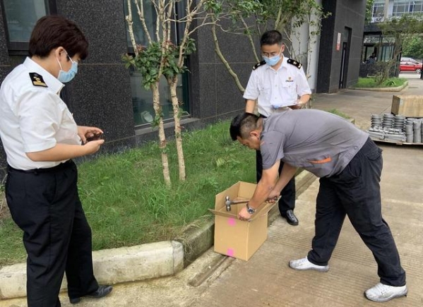 严肃处理！嘉兴海关对进口机电产品中夹带的旧液晶显示器实施监督销毁-3.jpg