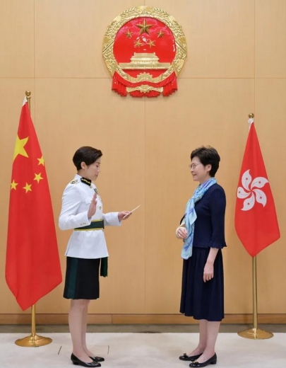 港媒：香港海关关长何珮珊宣誓就职，背景首次出现国徽-3.jpg