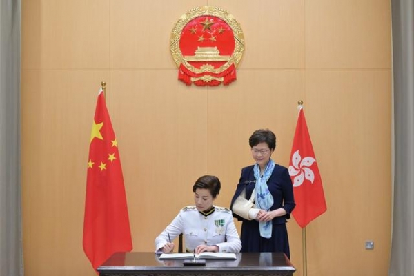 港媒：香港海关关长何珮珊宣誓就职，背景首次出现国徽-4.jpg