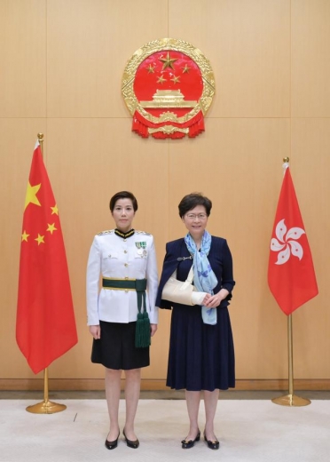 港媒：香港海关“一姐”何佩珊宣誓就职，背后首次出现国徽-2.jpg