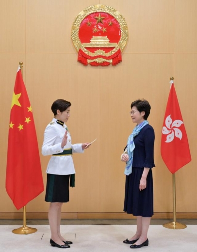 港媒：香港海关“一姐”何佩珊宣誓就职，背后首次出现国徽-3.jpg