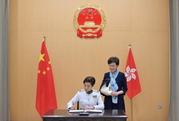 港媒：香港海关“一姐”何佩珊宣誓就职，背后首次出现国徽-4.jpg