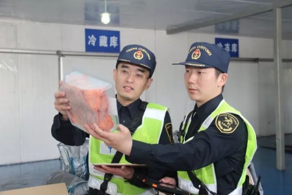 上海海关对首批丹麦输华熟制猪肉实施查验w2.jpg