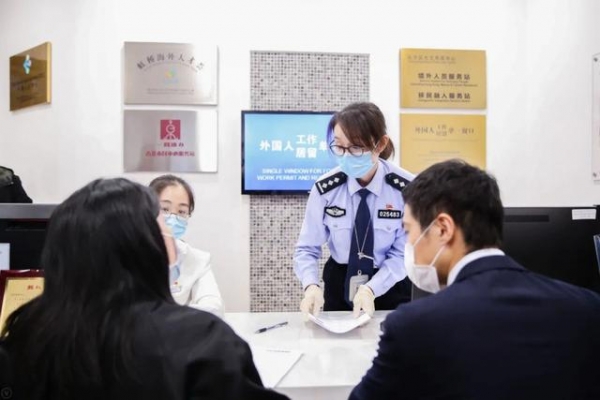 全市首个社区涉外人员居留“单一窗口”启用-2.jpg