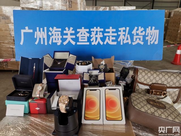 1000万元名牌手表皮包服饰藏匿货车被海关查获-2.jpg