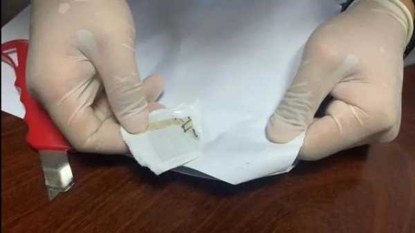 “商业文件”? 深圳邮局海关发现里面藏着新型毒品-2.jpg