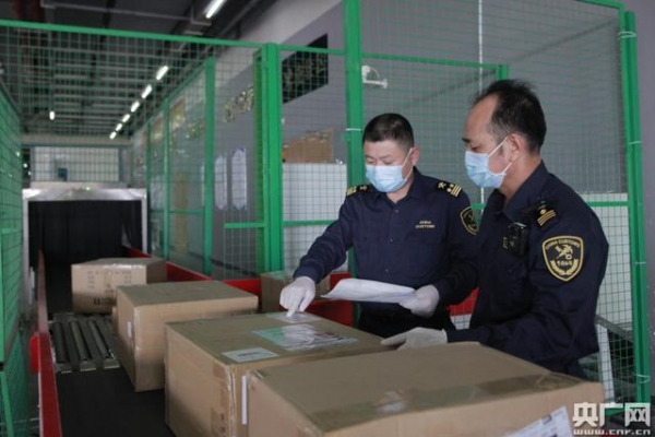 “双11”跨境电商出口货物顺利通关 港珠澳大桥海关全力保障-1.jpg