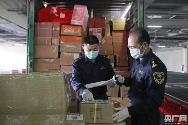 “双11”跨境电商出口货物顺利通关 港珠澳大桥海关全力保障-2.jpg