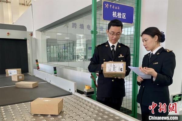 “双十一”江西跨境电商火热 海关监管业务量暴涨百倍-1.jpg