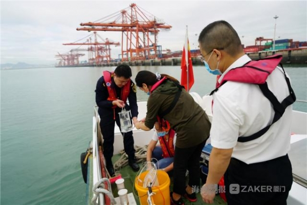 厦门海事联合海关防止外来生物入侵，首次对港区船舶压载水排放水域开展背景水样检测-1.jpg