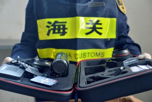 文锦渡海关查获154部无3C认证进口摄像机-1.jpg