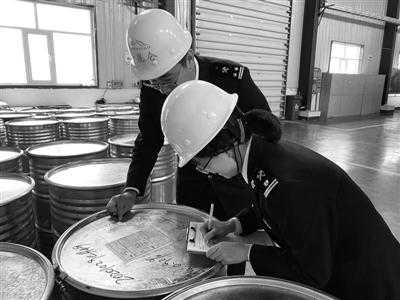 格尔木海关：多措并举稳外贸稳外资 助力海西特色产品出口-1.jpg