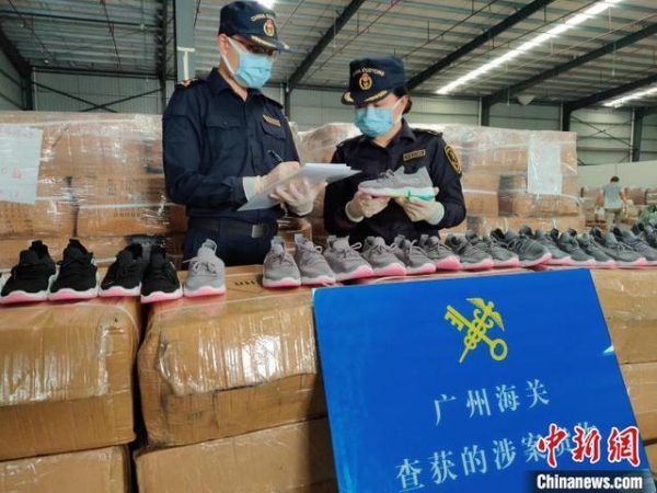 2.4万多双“山寨”鞋欲“淌水”过关被广州海关拦截-1.jpg