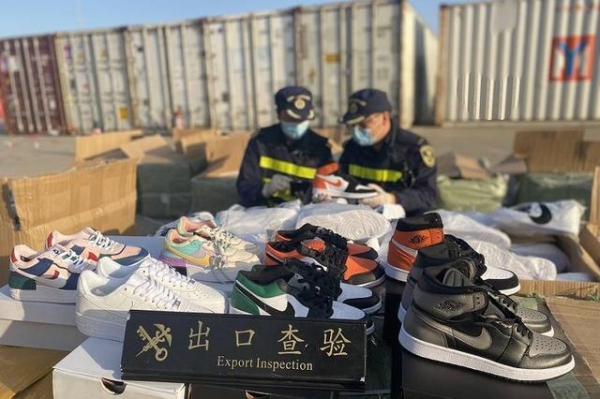 上海洋山海关查获侵权运动鞋1万余双-1.jpg