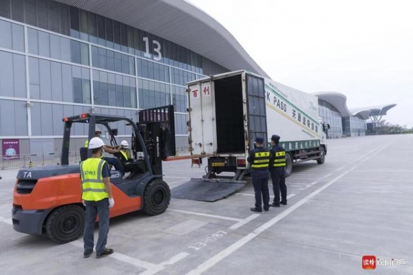 “空港+保税+会展”为深圳外贸再添新动能 深圳海关为大湾区工业博览会提供一站式通关服务-1.jpg