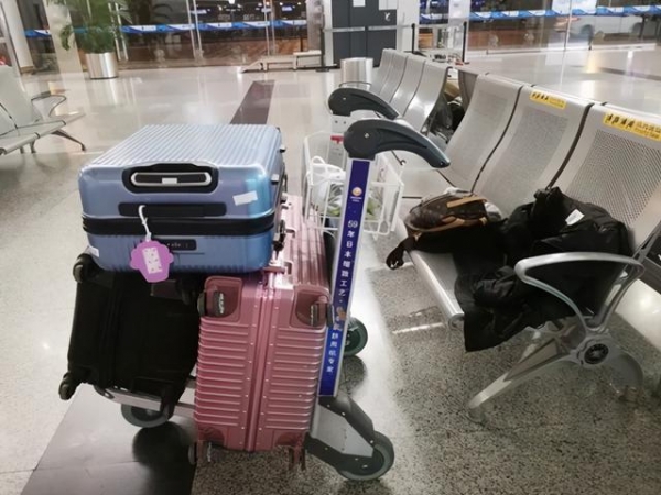 没想到过了海关还被行李检查—11月13号成都入境温哥华全过程-3.jpg