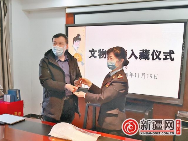 乌鲁木齐海关向自治区文物局移交一件涉案的国家三级文物 东晋环首铁剑由新疆博物馆收藏-2.jpg