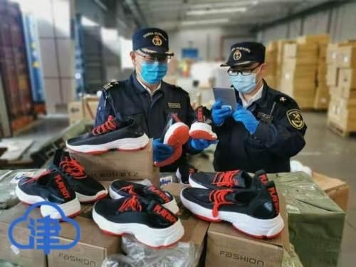 天津海关查获360双“山寨”鞋-2.jpg