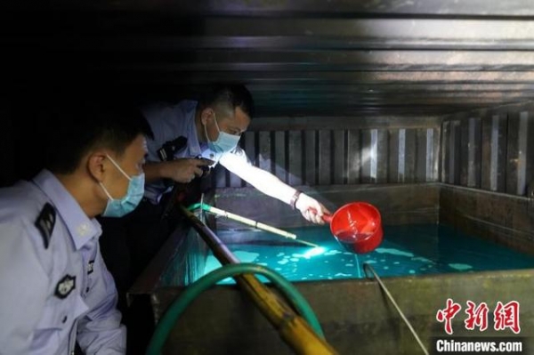 黄埔海关捣毁7个红油加工点 查扣嫌疑成品油177.97吨-2.jpg