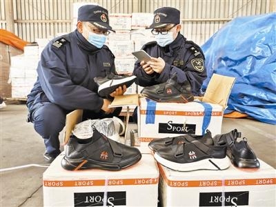 天津海关查获近4000双“山寨”鞋-1.jpg