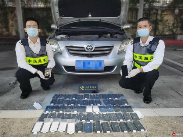 65部手机案值52万元，沙头角海关查获小客车夹藏走私入境手机案-1.jpg