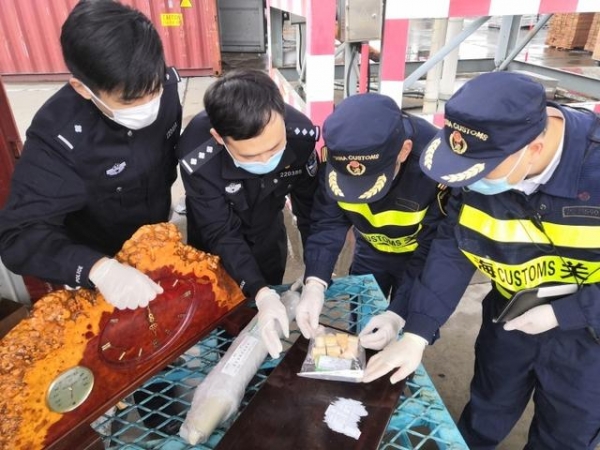 16件象牙画轴、黄檀木摆件违规进口 上海海关立案调查-1.jpg