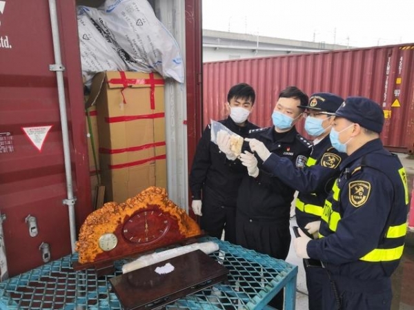 16件象牙画轴、黄檀木摆件违规进口 上海海关立案调查-2.jpg