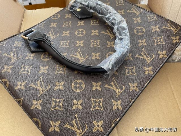 深圳湾海关：查获侵权包包，涉及Louis Vuitton、FENDI、DIOR等11个品牌-1.jpg