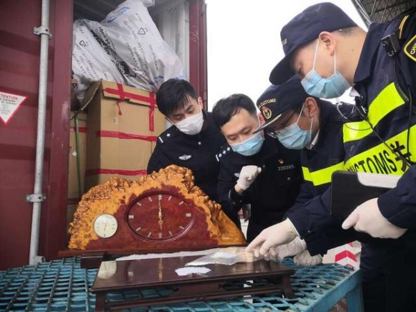 上海海关查获一批违规进口象牙画轴、黄檀木摆件-1.jpg