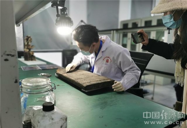 时光匠人——天竺保税区的文物修复师-2.jpg