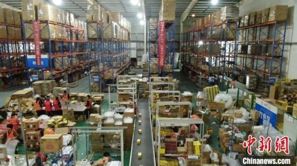 义乌保税物流中心：发运跨境包裹呈“井喷式”增长-4.jpg
