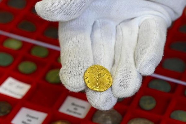 法国海关查获一起文物走私案 共计上两万件考古文物-1.jpg