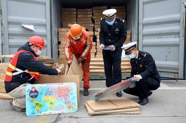 连云港海关查获七千余套问题出口拼图玩具-2.jpg
